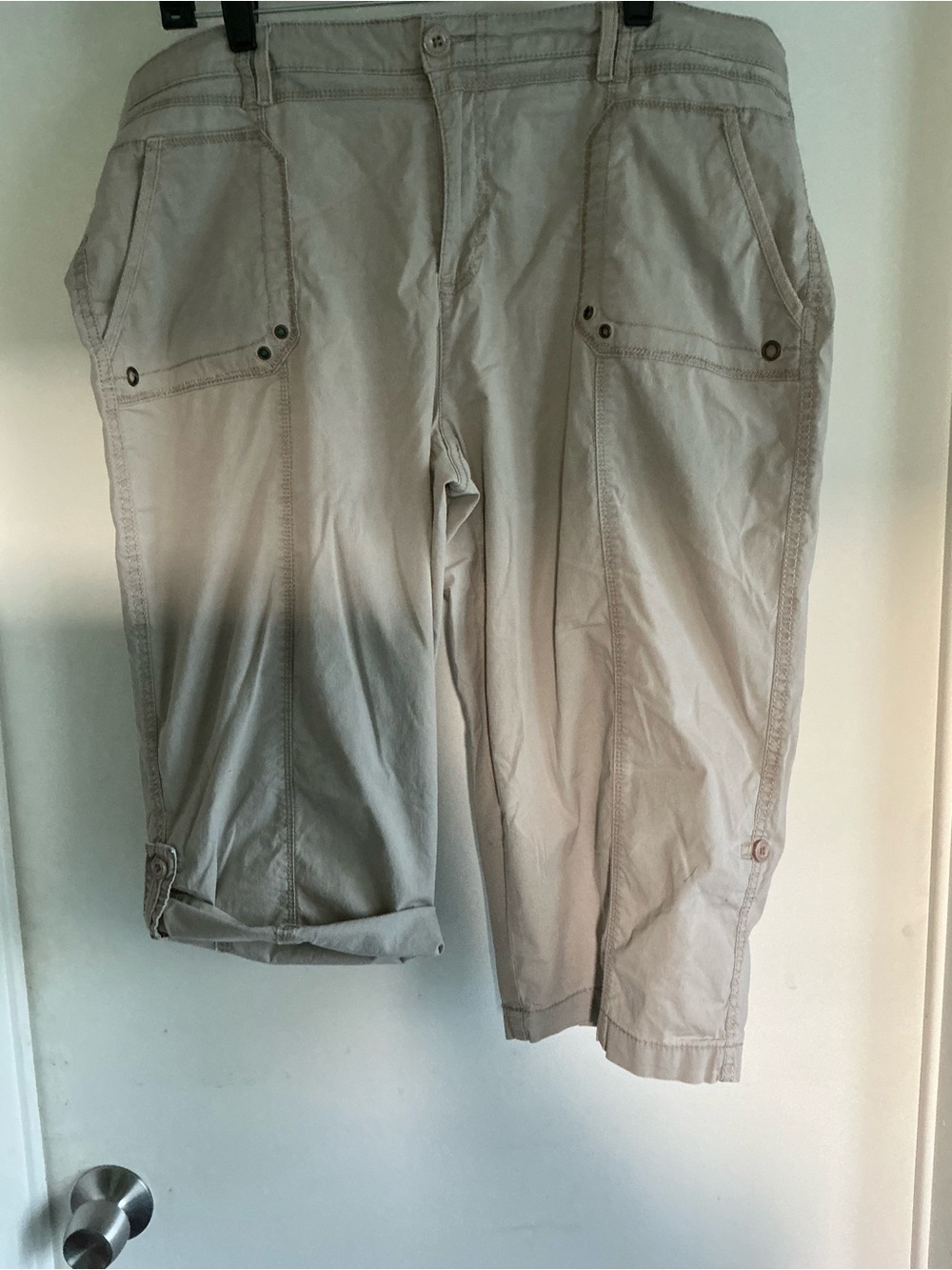 Ladies lightweight size 16 detailed beige capri pants